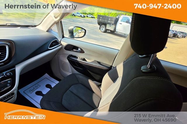 2022 Chrysler Voyager LX