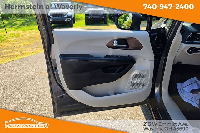 2022 Chrysler Voyager LX