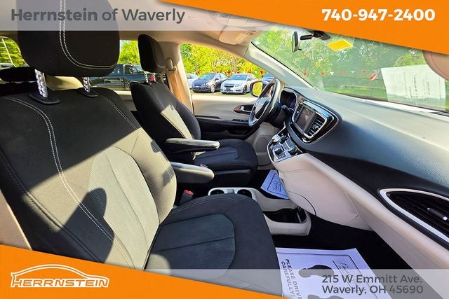 2022 Chrysler Voyager LX