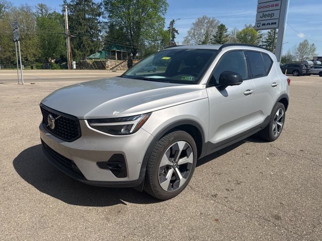 2024 Volvo XC40 B5 Plus Dark Theme