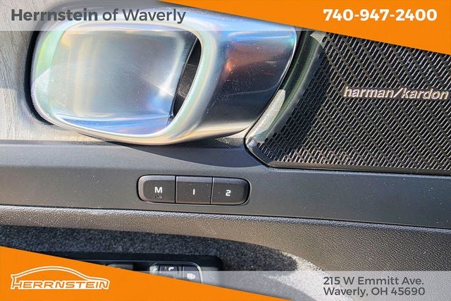 2024 Volvo XC40 B5 Plus Dark Theme