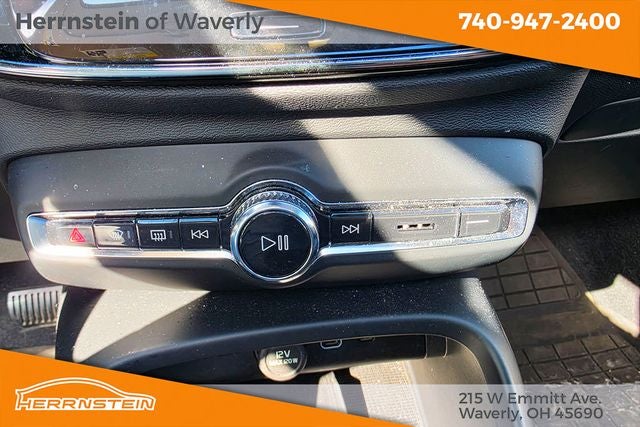 2024 Volvo XC40 B5 Plus Dark Theme