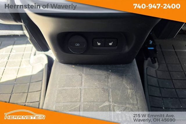 2024 Volvo XC40 B5 Plus Dark Theme