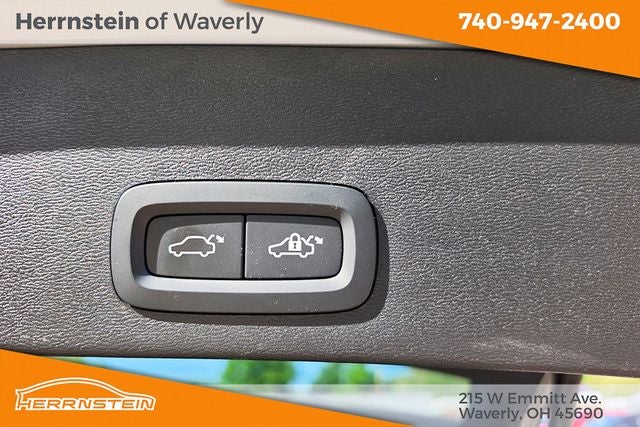 2024 Volvo XC40 B5 Plus Dark Theme