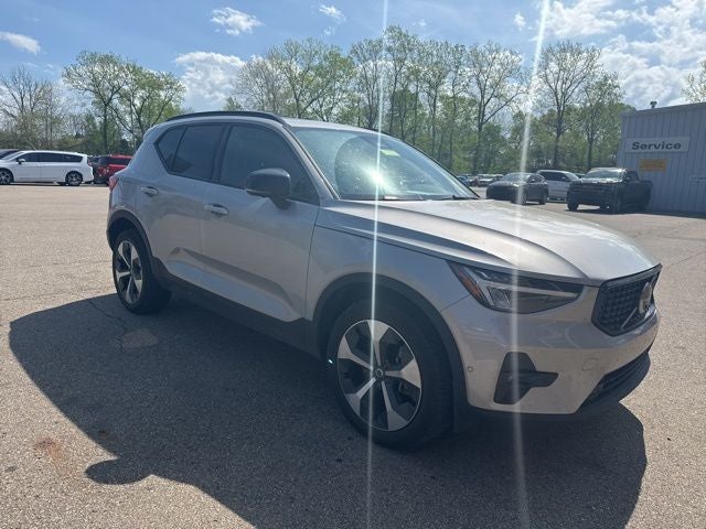 2024 Volvo XC40 B5 Plus Dark Theme