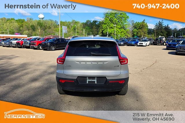 2024 Volvo XC40 B5 Plus Dark Theme